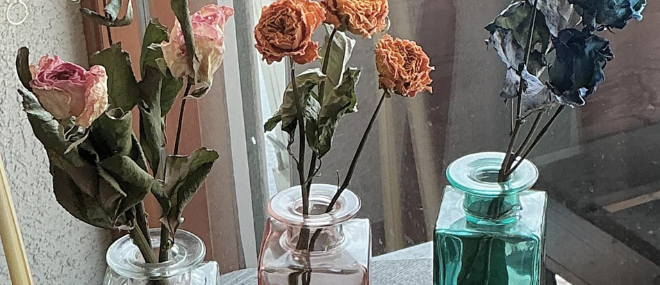 小さなグラスの器とバラ3輪